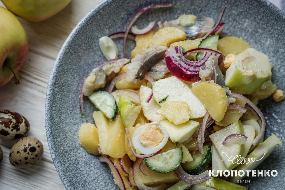 салат с сельдью, картофелем и яблоком