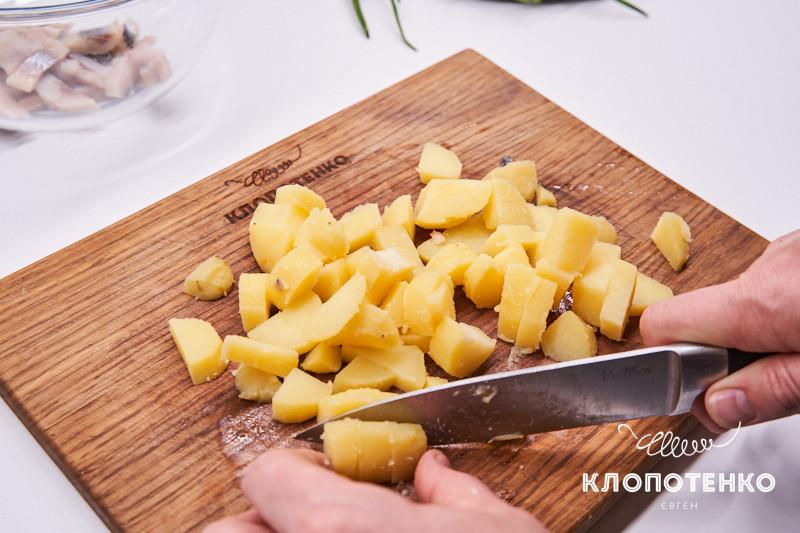 Простой салат из селедки, картофеля