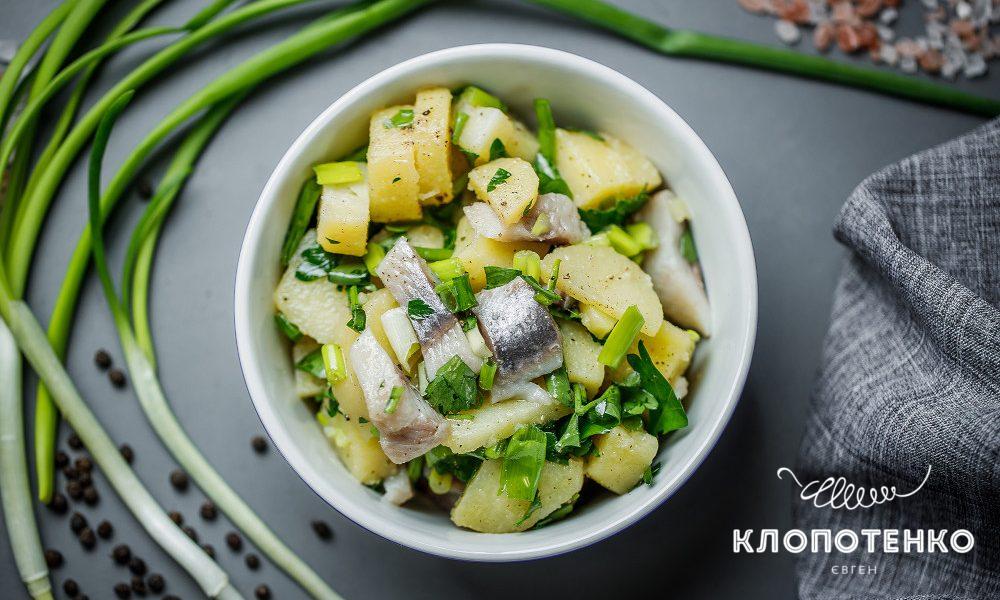 Простой салат из селедки, картофеля и зеленого лука