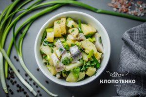 Простой салат из селедки, картофеля и зеленого лука