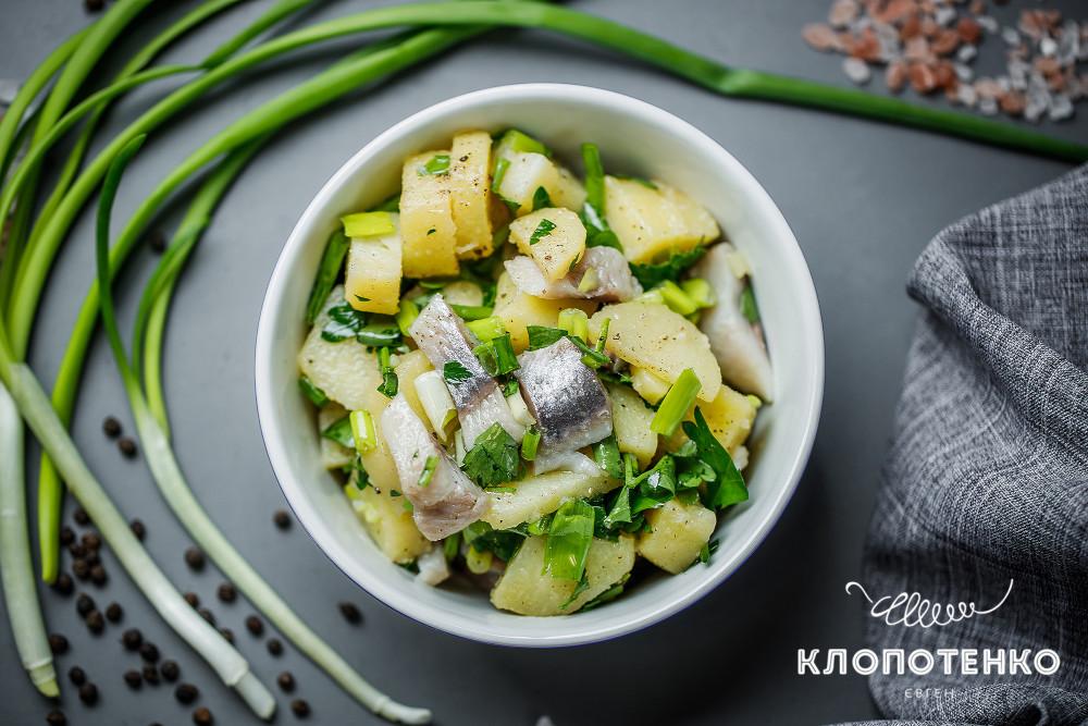 Простой салат из селедки, картофеля и зеленого лука