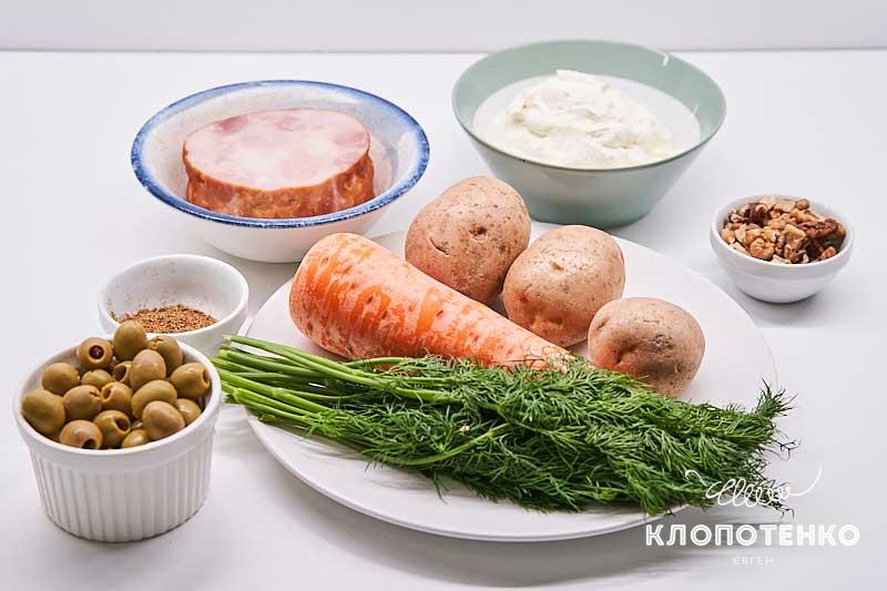 Подготовьте все ингредиенты для приготовления вкусного салата с ветчиной, картофелем и йогуртовым соусом