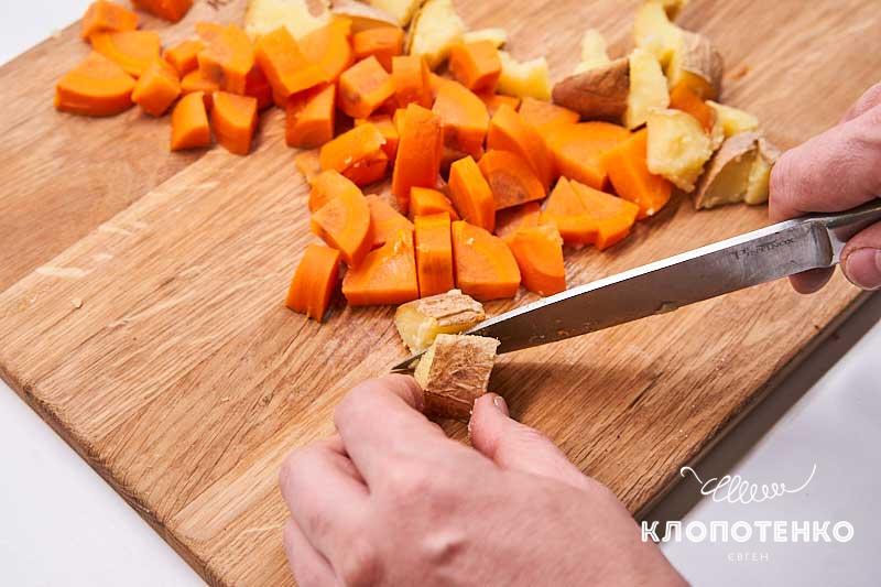 Нарежьте овощи