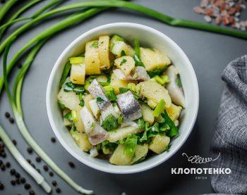 салат з оселедцем та зеленою цибулею