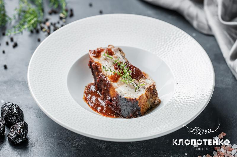 Свиные ребра с томатным соусом и черносливом