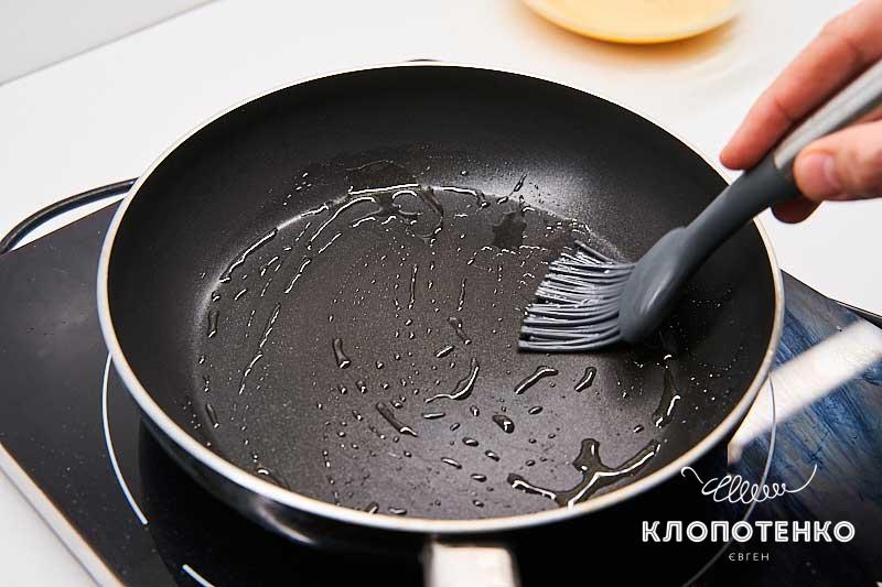 Смажьте маслом сковородку
