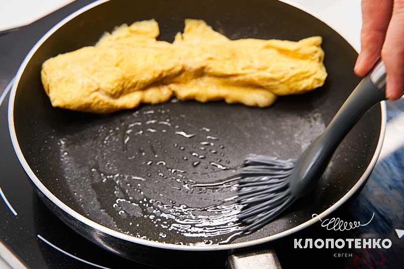 Смажьте сковороду