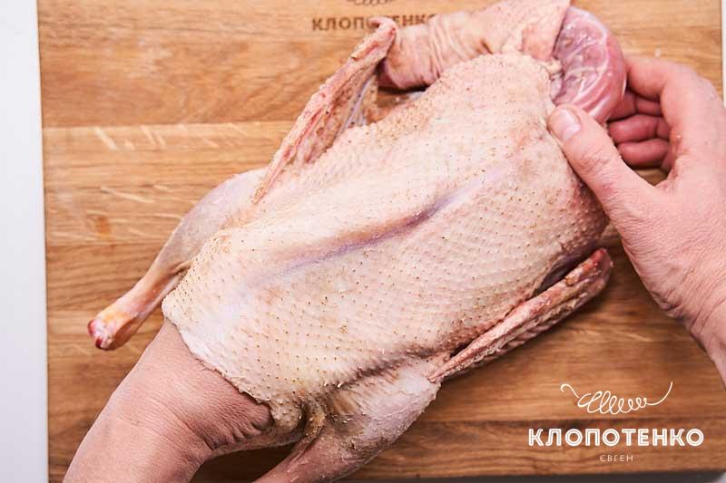 Осторожно отделите кожуру утки от мяса