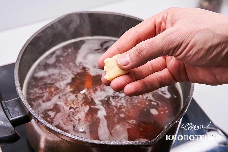 Отщипывайте понемногу от теста и вбрасывайте в кастрюлю