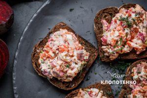 Вместо селедки под шубой. Закуска с селедкой, каперсами и майонезом
