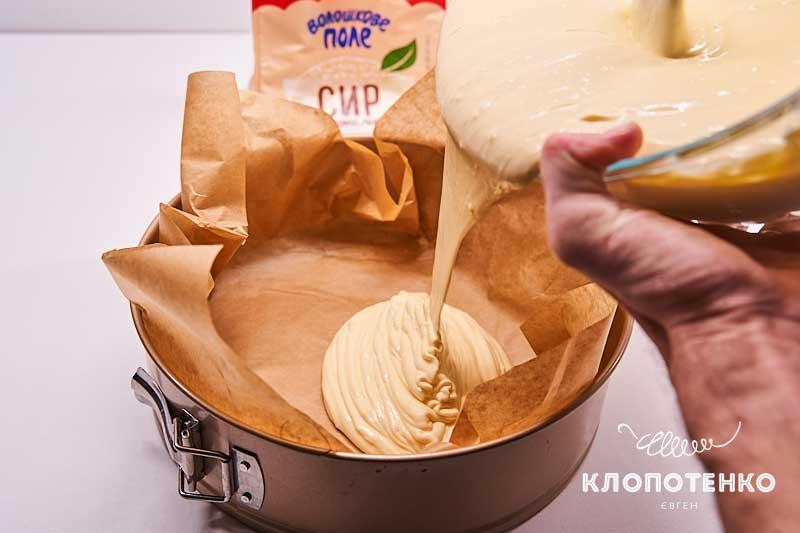 Осторожно вылейте творожную массу в форму
