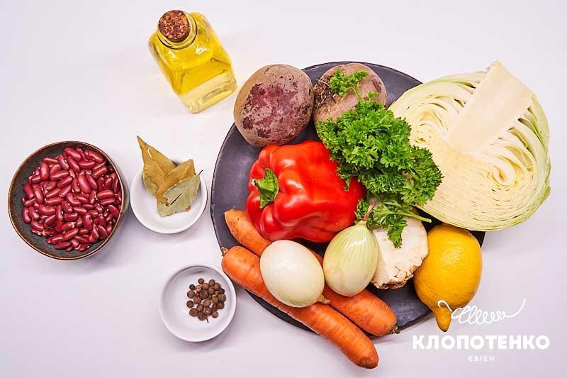 Подготовьте все ингредиенты для приготовления постного борща с «ушками»