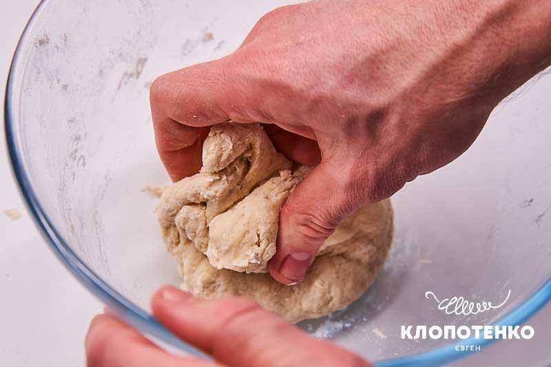 Сделайте тесто для «ушек»