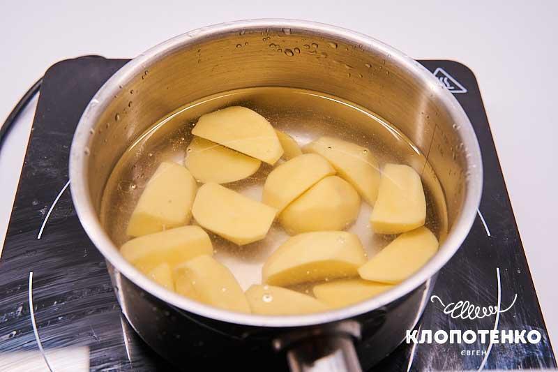 Сварите картофель