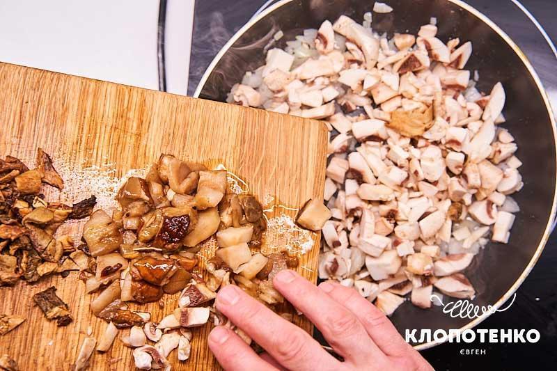 Пожарьте грибы