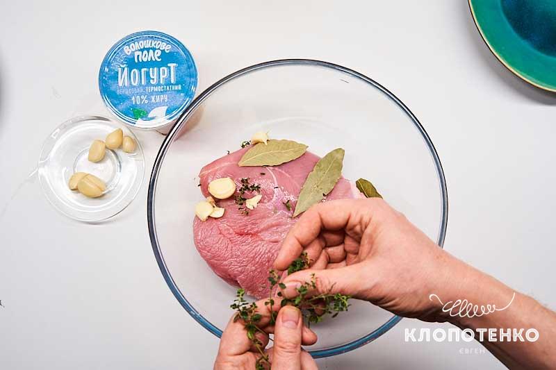 Добавьте лавровые листы