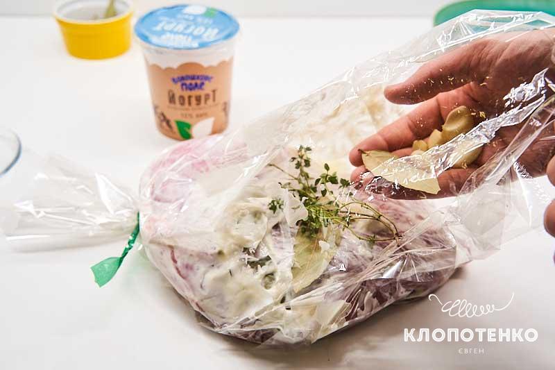 Выложите мясо со специями в рукав