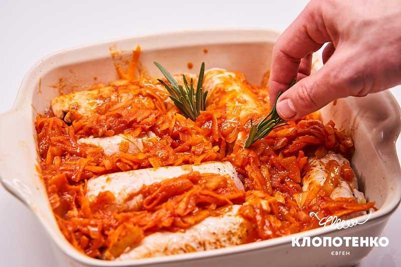 Выложите в форму для запекания крученики и соус