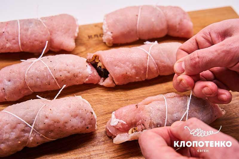 Свяжите каждый рулетик нитью
