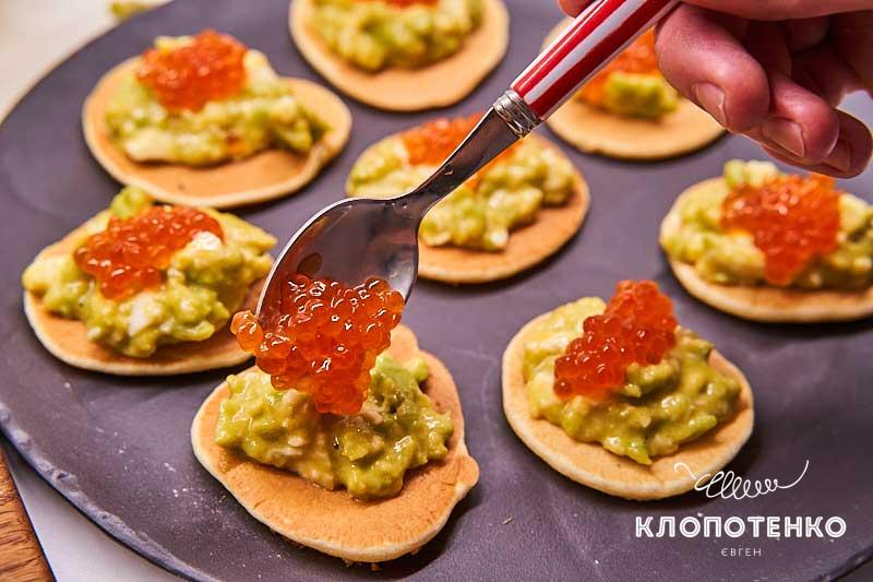 Сверху выложите икру