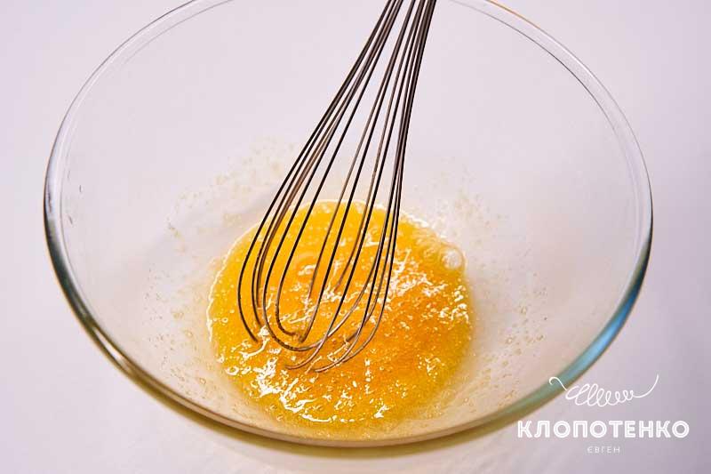 Смешайте яйца с сахаром