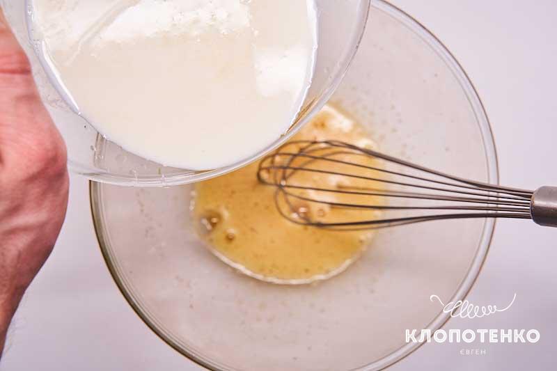 Влейте молоко