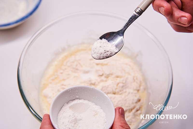 Добавьте муку и соду