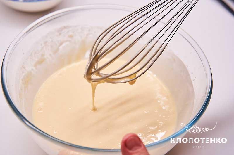 Тщательно перемешайте с помощью венчика