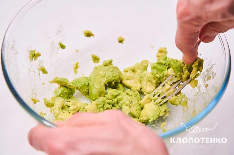 Растолките вилкой авокадо