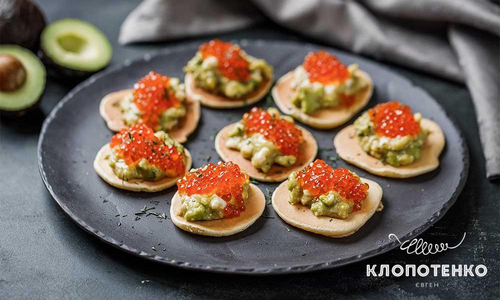 Панкейки с авокадо и икрой