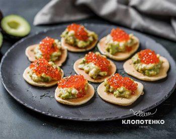 Мініпанкейки з авокадо та ікрою