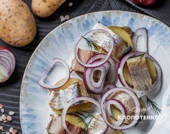 оселедець із картоплею та червоною цибулею