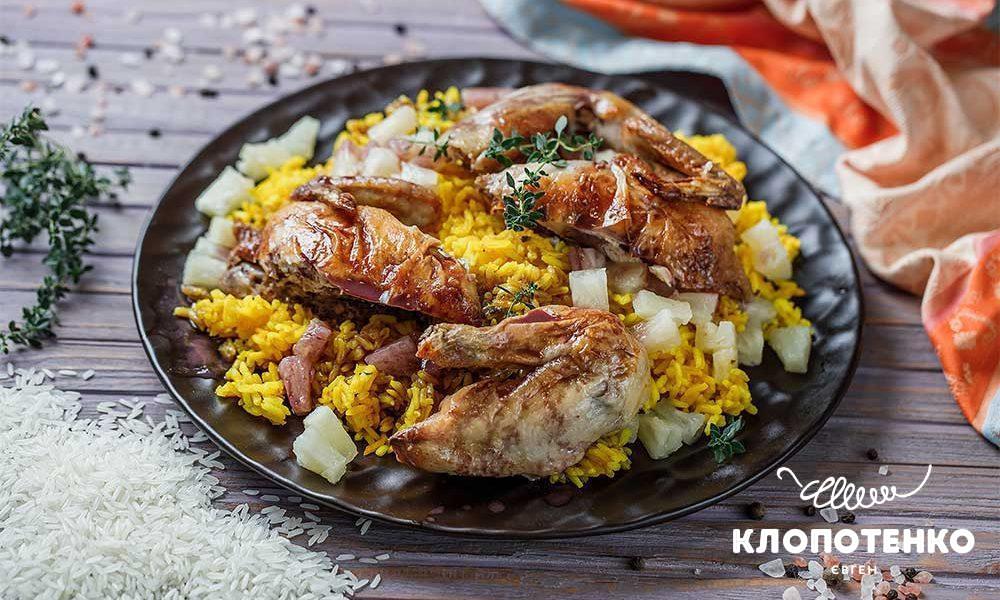 Rice with chicken and pineapple