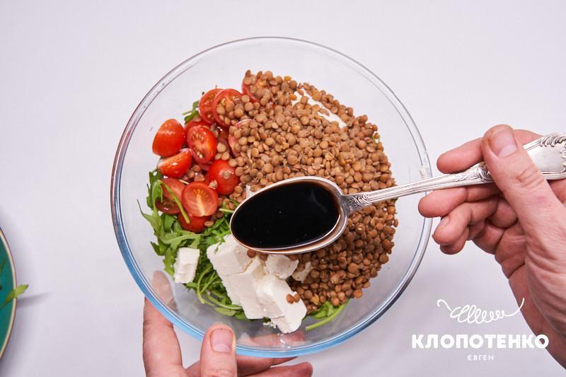 Lentils, arugula and feta cheese salad