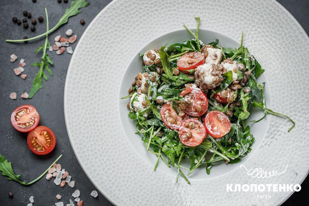 Lentils, arugula and feta cheese salad