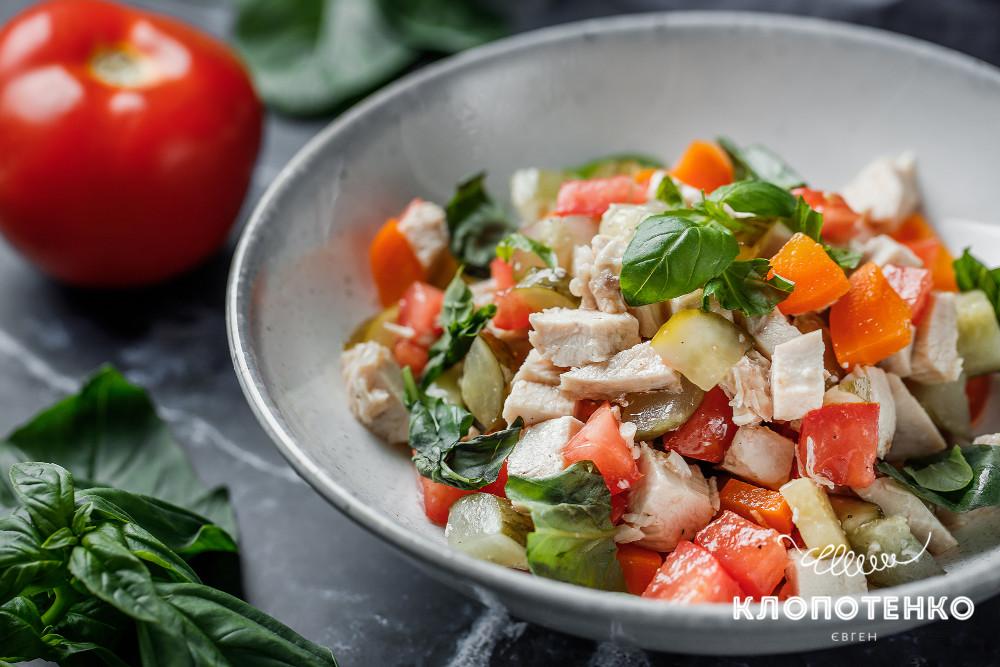 салат с куриным филе и томатом