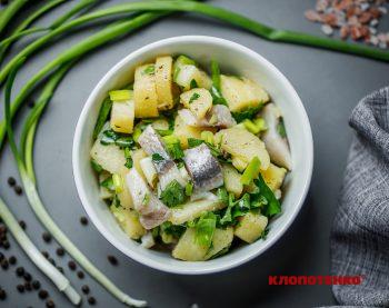 Салат з оселедця, картоплі та зеленої цибулі