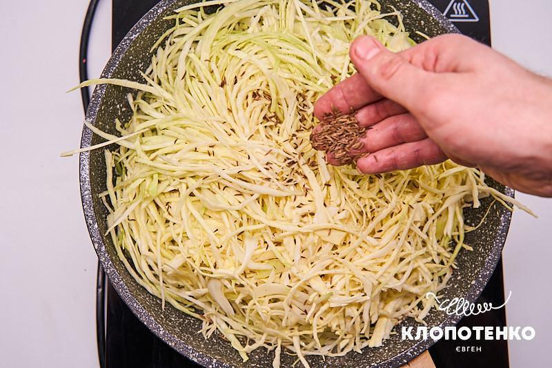 тушеная капуста с тмином и грибами