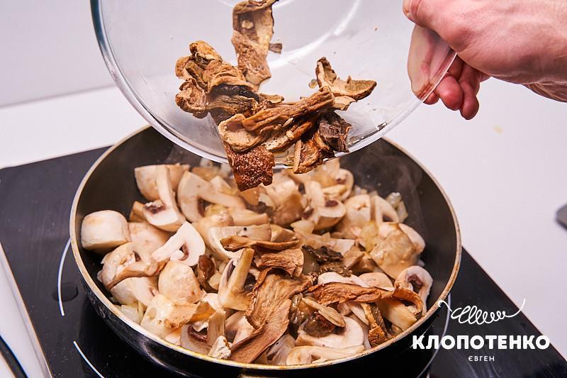 тушеная капуста с тмином и грибами