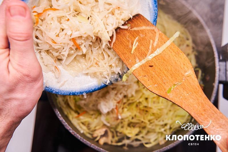тушеная капуста с тмином и грибами