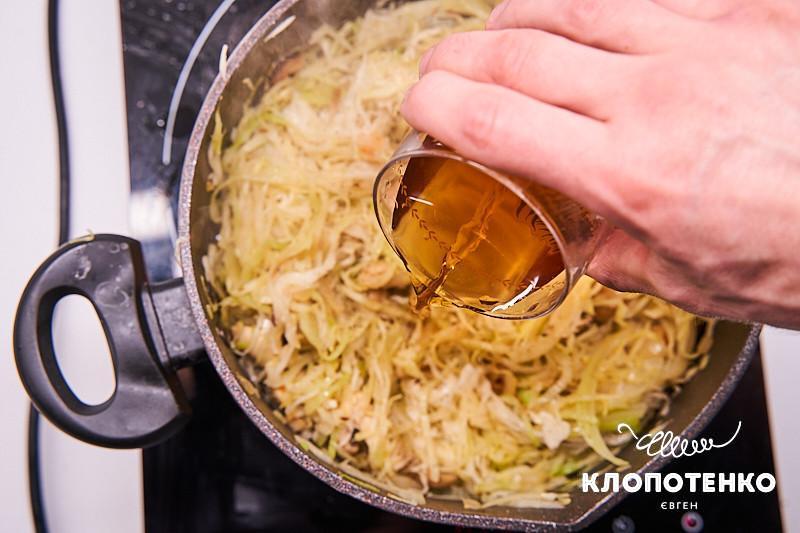 тушеная капуста с тмином и грибами
