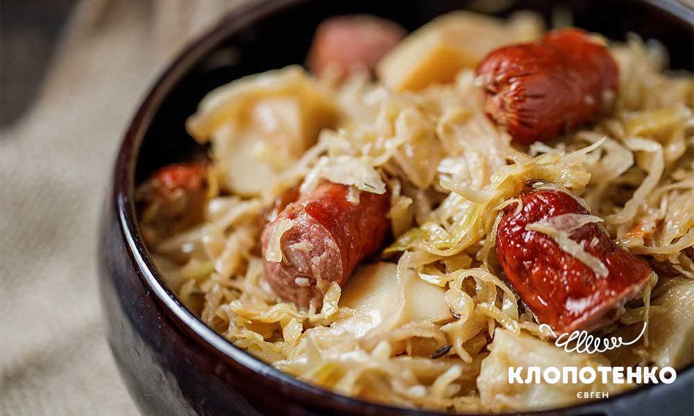 тушкована капуста з сосисками і пивом