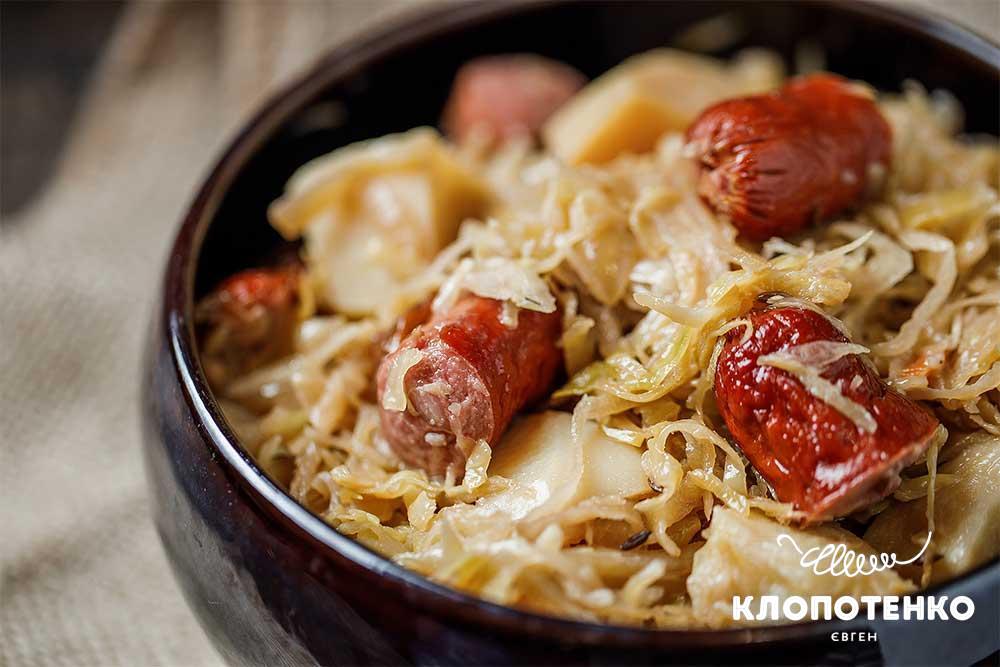 тушкована капуста з сосисками і пивом