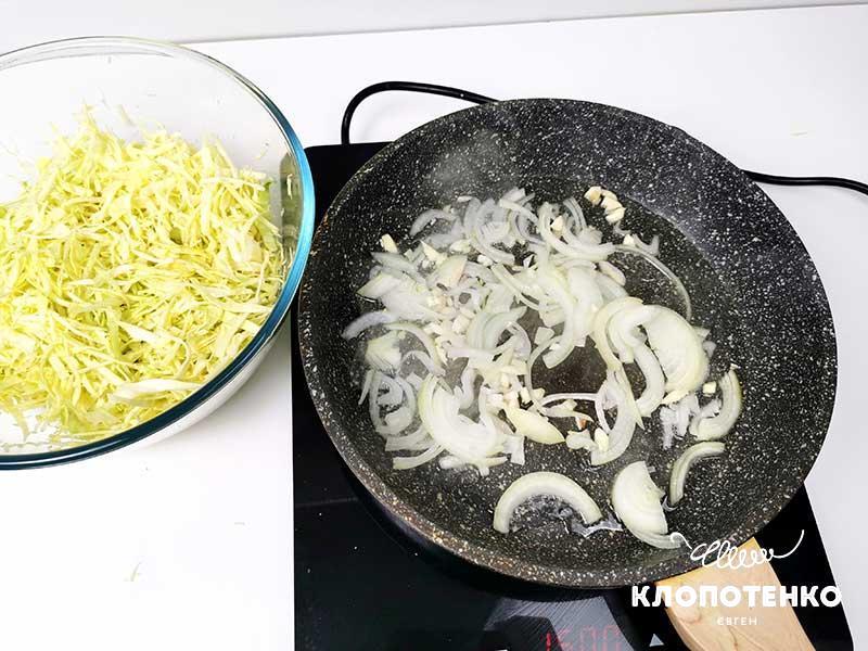 тушеная капуста с копчеными сосисками в пиве