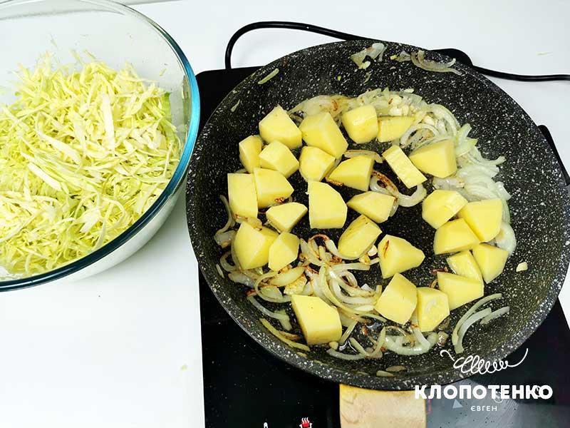 тушеная капуста с копчеными сосисками в пиве
