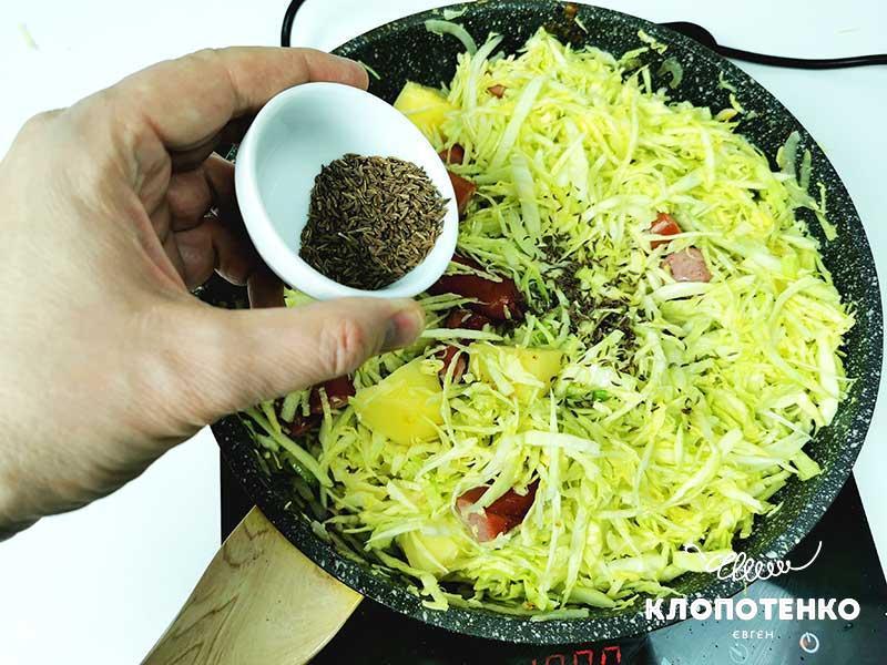 тушеная капуста с копчеными сосисками в пиве