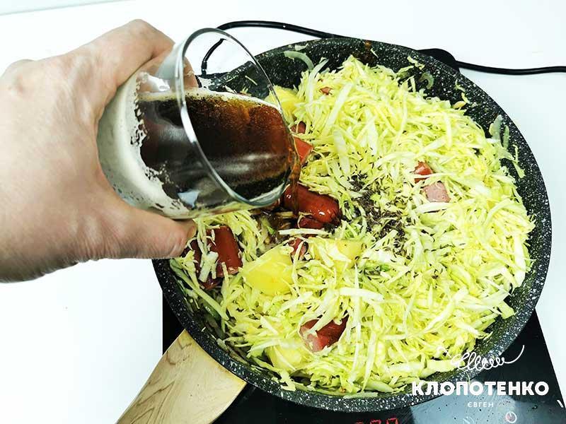 тушеная капуста с копчеными сосисками в пиве