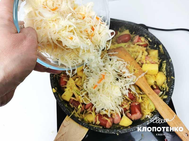 тушеная капуста с копчеными сосисками в пиве