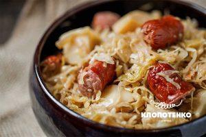 тушеная капуста с копчеными сосисками в пиве