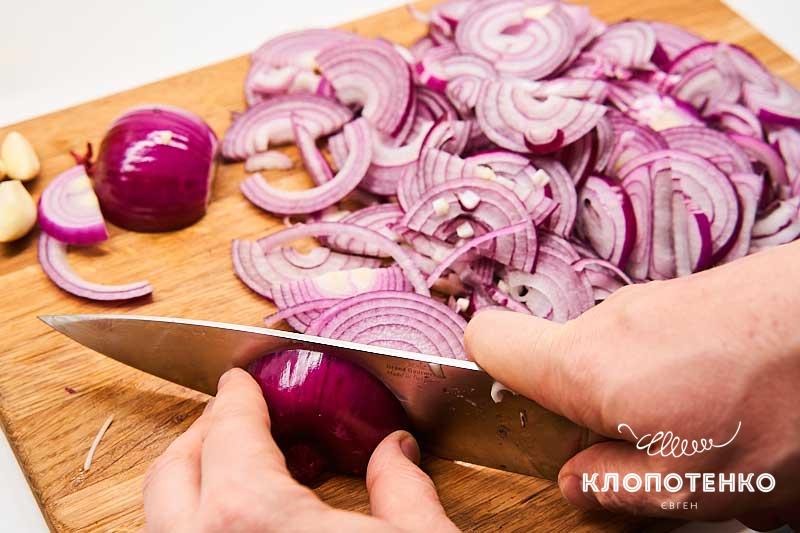 Нарежьте лук полукольцами